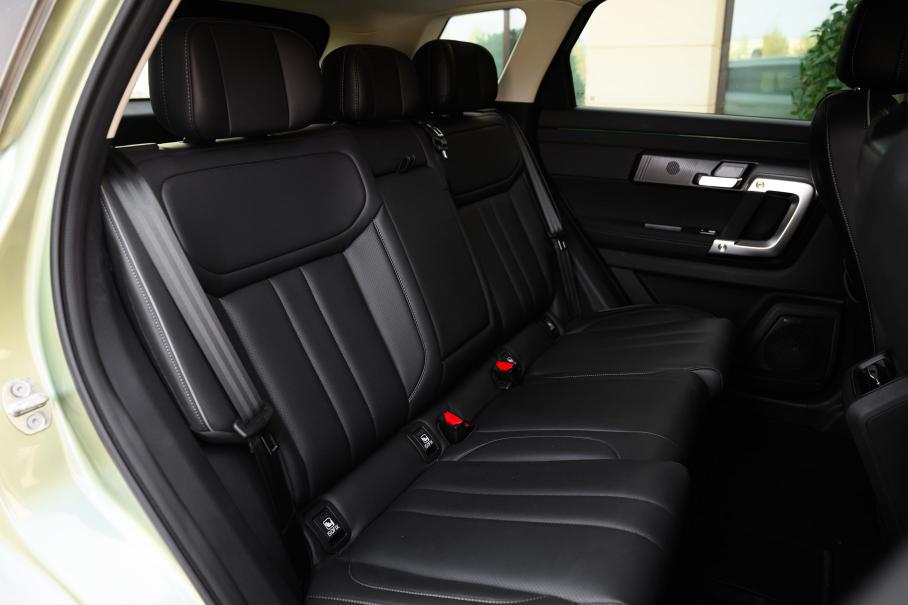 На втором ряду очень просторно: спинки регулируются по углу наклона, но диван в продольном направлении не двигается. У подголовников есть удобные «авиационные» ушки, а по центру — крупный подлокотник с подстаканниками.