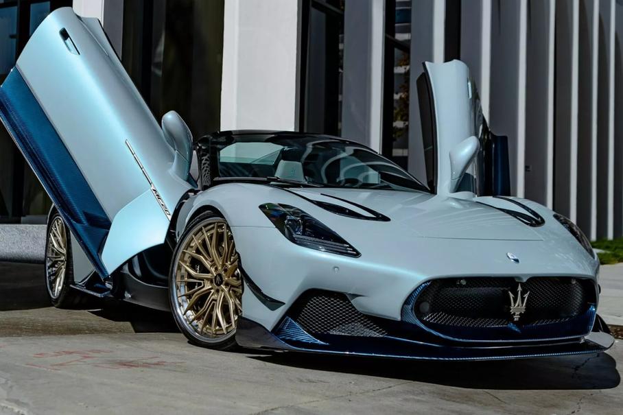 Родстер Maserati MC20 получил эффектный обвес из синего карбона