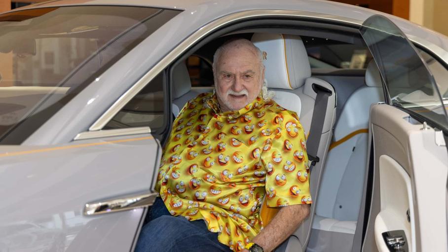 Американец купил сразу два Rolls-Royce Spectre и стал первым владельцем модели в США