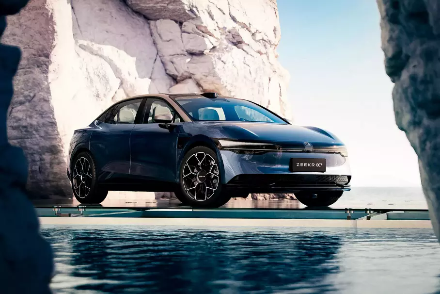 Porsche Panamera нового поколения, электрический седан Zeekr 007 и обновлённый минивэн Kia Carnival: главное за неделю