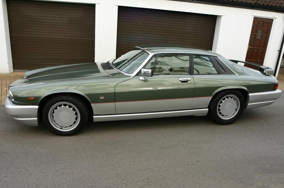 А это уже дорожный Jaguar. С 1984 по 1988 год Tom Walkinshaw Racing выпустила несколько сотен доработанных купе и кабриолетов XJS, которые отличались декором, модернизированными двигателями и выпускной системой из нержавейки. XJS TWR шли с рядной «шестеркой» 3.6 либо с V12 5.3, причем последний можно было «расточить» до шести литров. Обязательными атрибутами машин были заниженная и более жесткая подвеска, а также перенастроенное рулевое управление и мощные тормоза.