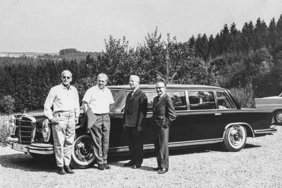 Август 1963-го. До премьеры W100 остается меньше месяца. Слева направо на фото топ-менеджеры Mercedes-Benz: Карл Вильферт, Рудольф Уленхаут, Фридрих Наллингер и Йозеф Мюллер
