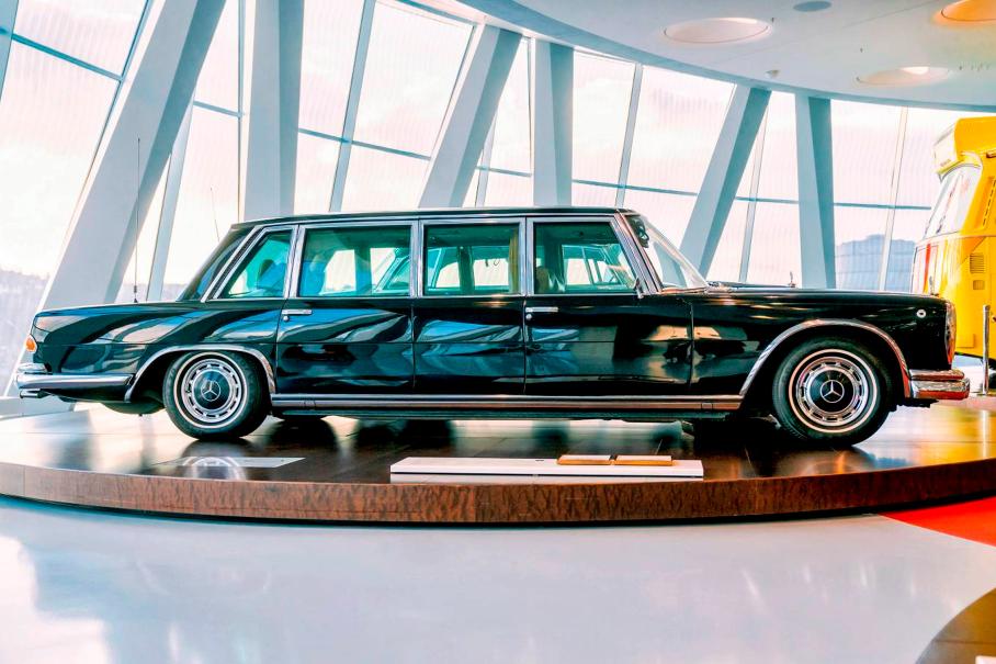 Бронированный W100 с высокой крышей в фирменном музее в Штутгарте. Это экземпляр из собственного парка Mercedes-Benz, который они предоставляли правительству Германии во время визитов в страну особо важных персон. Насколько нам известно, подобное Mercedes-Benz Guard практикует и сейчас.