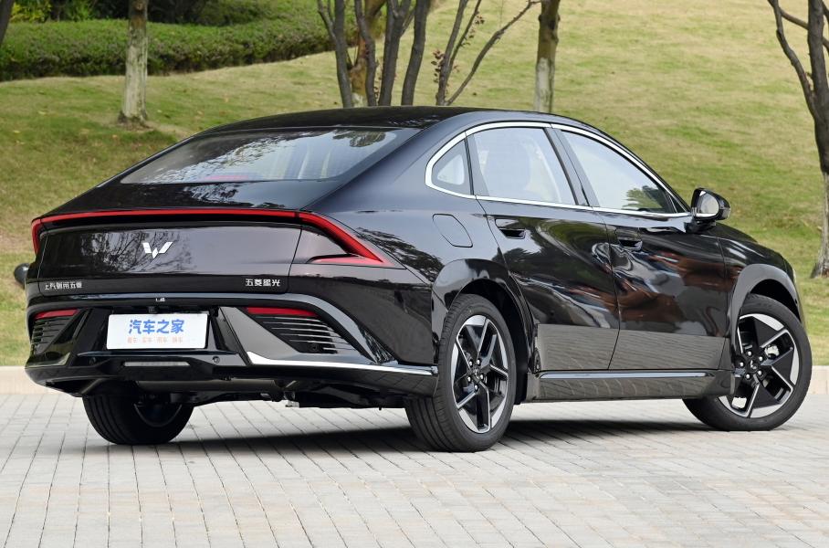 Китайцы начали продавать бизнес-седан в полтора раза дешевле Kia K5