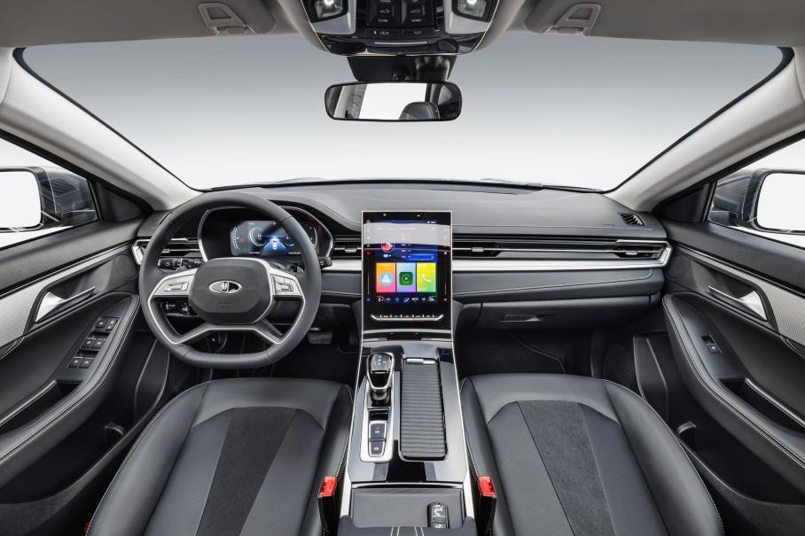 Интерьер выглядит в целом неплохо, но на каких-то машинах всё собрано добротно, а на других может что-то поскрипывать