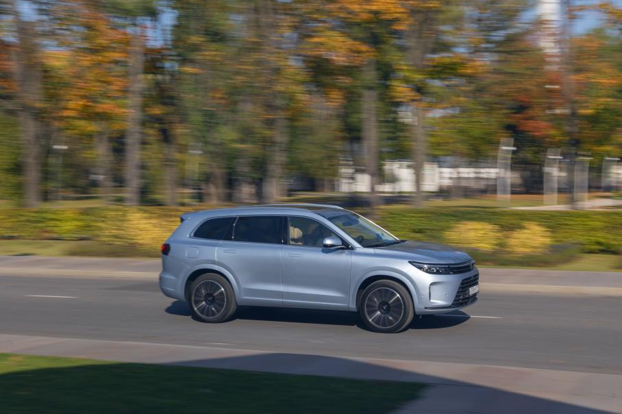 Тест AITO M7. Гостиная на колесах от Huawei