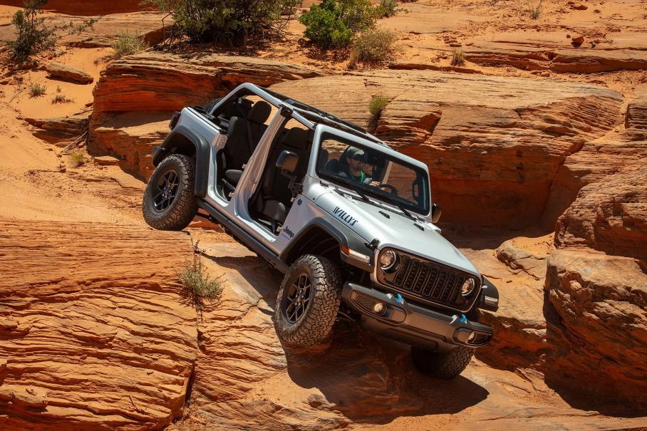 Jeep отзывает 45 тысяч гибридов после серии пожаров