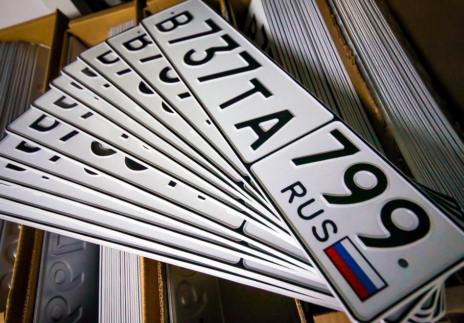 В Москве временно не выдают права и не ставят машины на учет