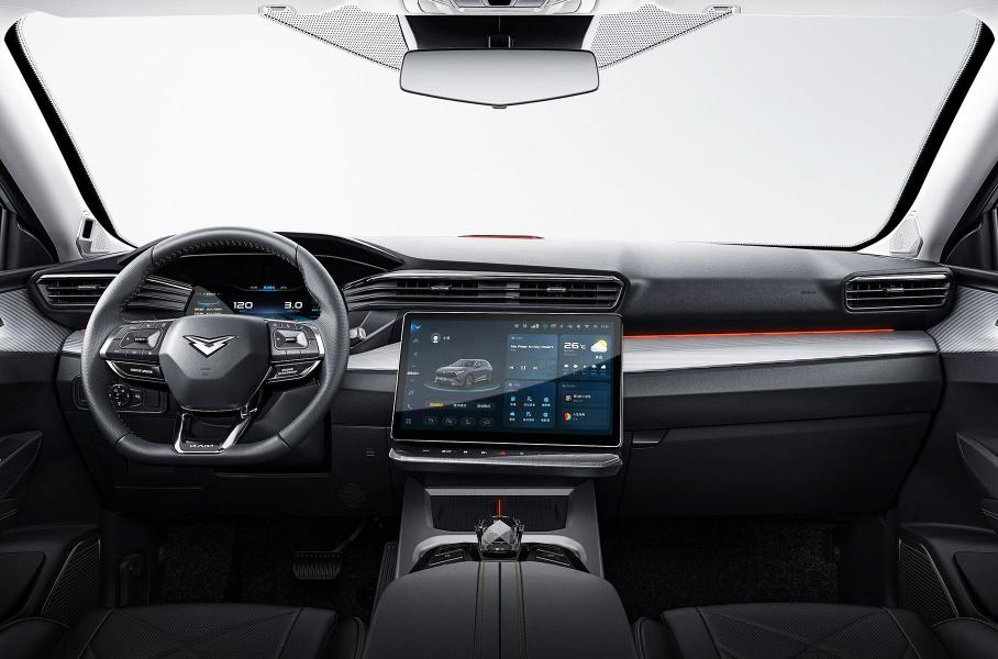 В оснащение входит подогрев передних и задних сидений, обогрев руля и форсунок стеклоомывателя. Полноценный обогрев всего лобового стекла войдёт в оснащение в середине 2024 года.