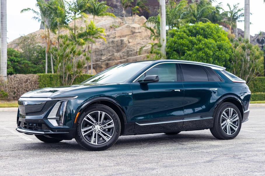 Lyriq — крупный автомобиль: длина — 4996 мм, ширина — 1977 мм, высота — 1623 мм. Да и колесная база у него, как у длинного представительского седана, а не семейного кроссовера: 3094 мм