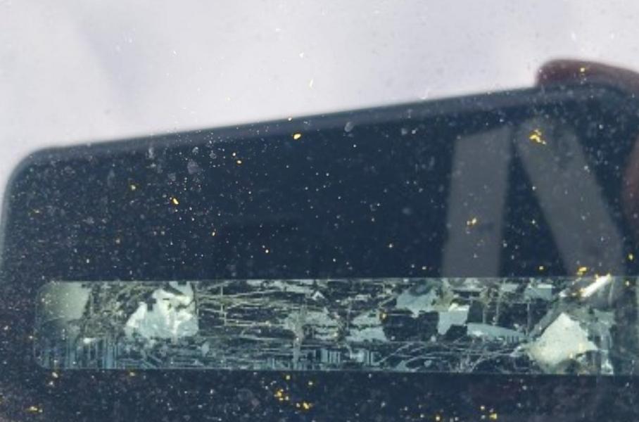 Табличка с VIN-номером под стеклом