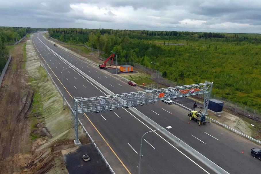 Электрокарам хотят разрешить и дальше бесплатно ездить по платным дорогам