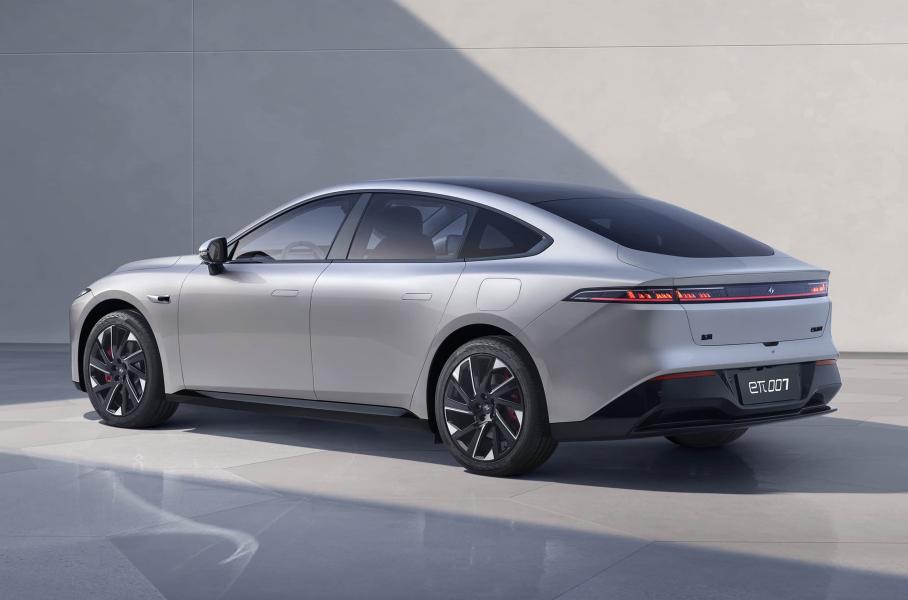 В Китае начались продажи лифтбека eπ 007 от Dongfeng