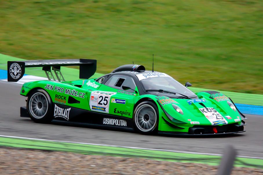 Гоночные гиперкары: Bugatti, Pagani и Koenigsegg в спортивных ливреях