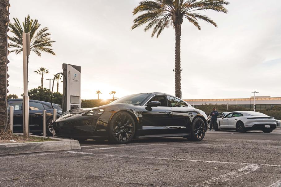 Porsche увеличила запас хода и сократила время зарядки Taycan