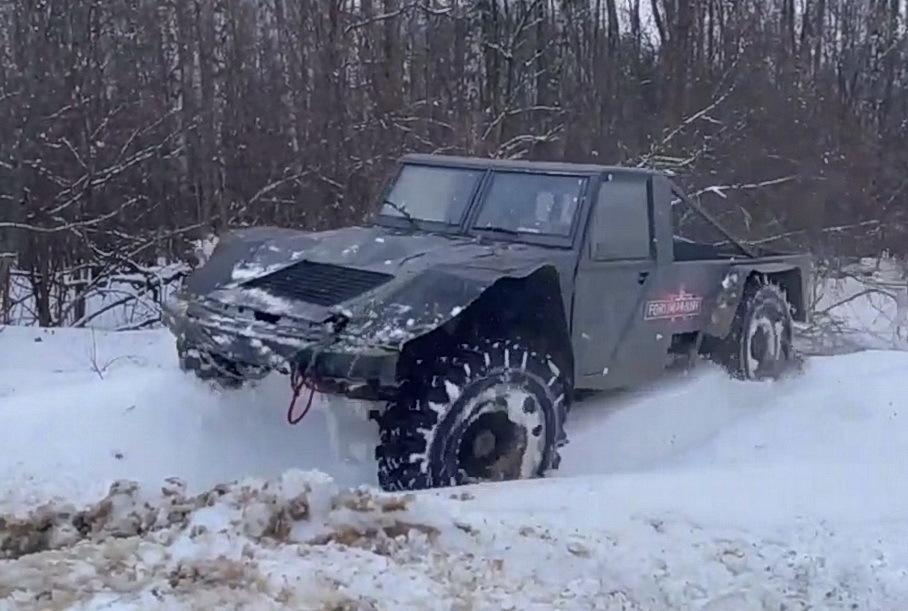 Создатель болотохода «Шерп» показал тесты нового вездехода-пикапа