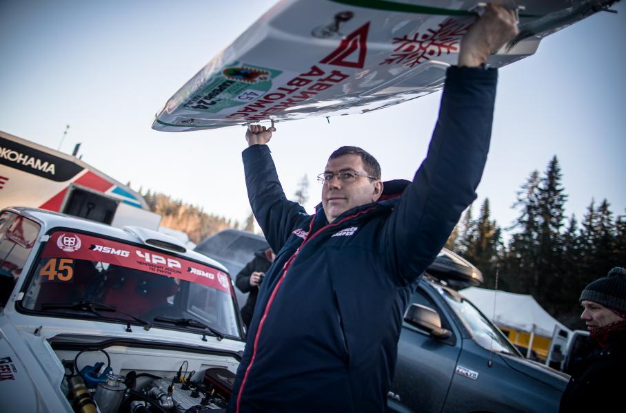 Обычные дверные ручки из хозяйственного магазина упрощают снятие капота, как показывает штурман Андрей Клещёв. Точно такие же прикручены на крышке багажника. Обе детали пластиковые, и во время сервиса их просто снимают — петель нет