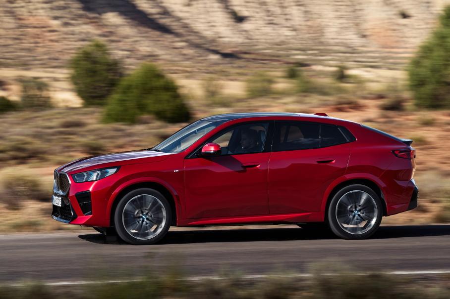 У BMW 5-Series, X2 и XM появились новые силовые установки