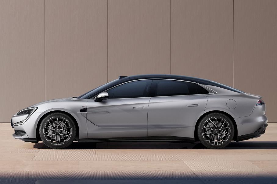 Седан BYD Yangwang U7: 1306 лошадиных сил и батарея массой 900 кг