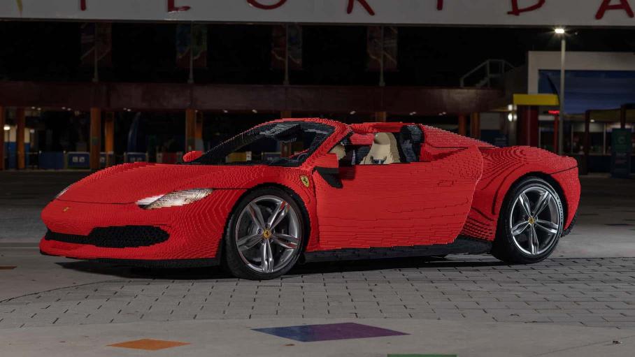 Посмотрите на игрушечный Ferrari 296 GTS из Lego, который весит больше реального суперкара