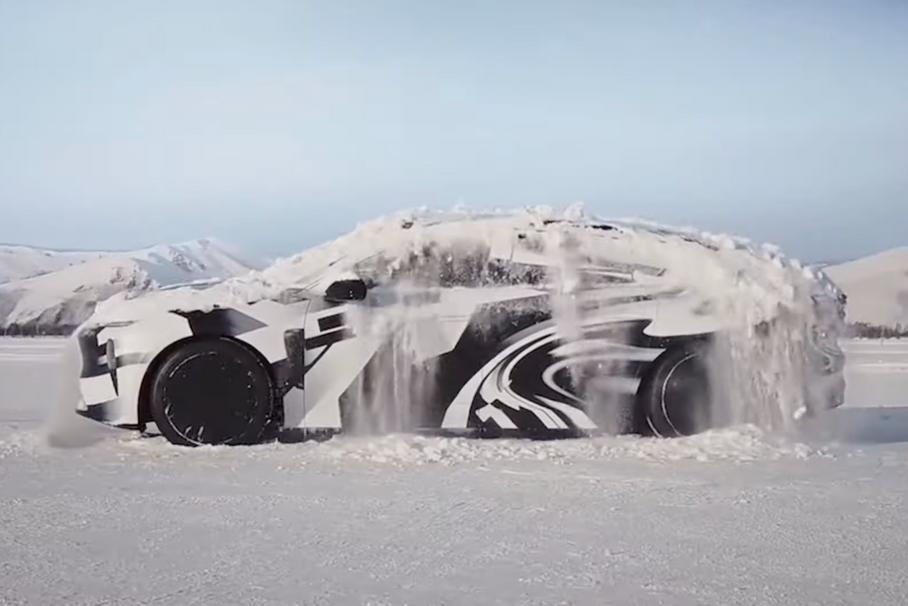 Посмотрите на автомобиль, который сам отряхивается от снега