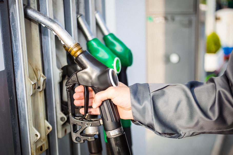 Бензин в Москве подорожал почти на семь процентов за год