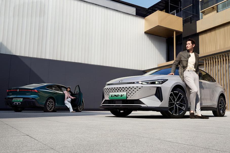 Обновленный лифтбек Changan Uni-V отличился дизайном и гибридом