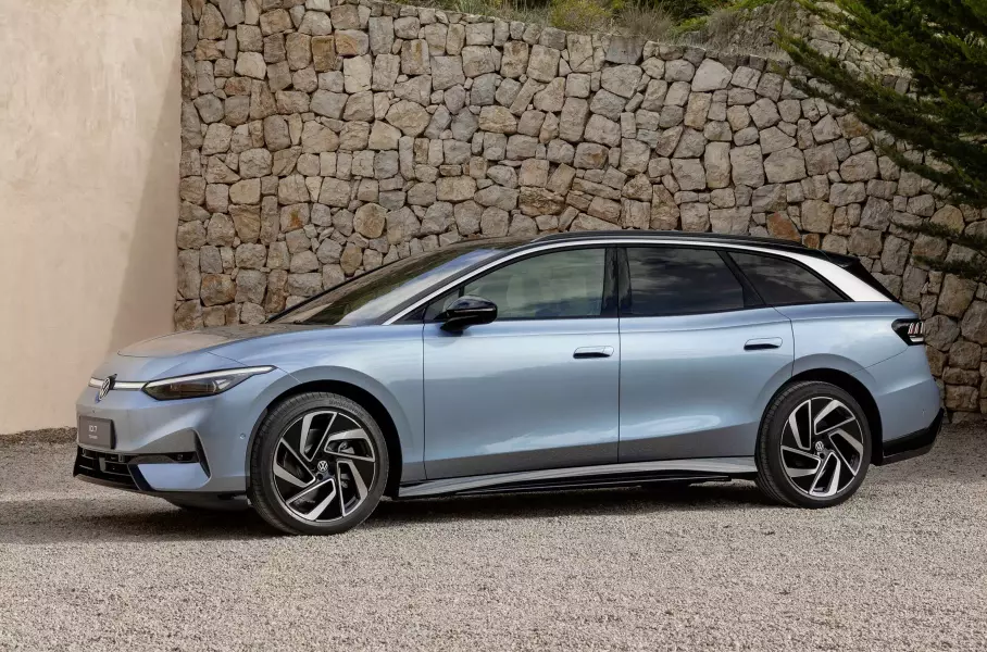 Самый быстрый в мире электрогиперкар, переименованные электрические Volvo и первый электрический универсал Volkswagen: главное за неделю