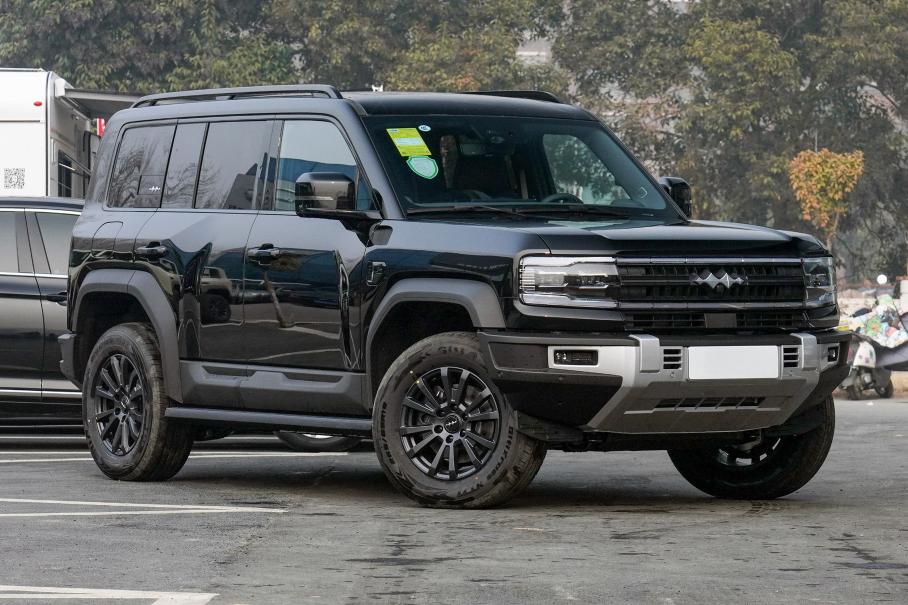 У BYD появился еще один внедорожник с «танковым» разворотом