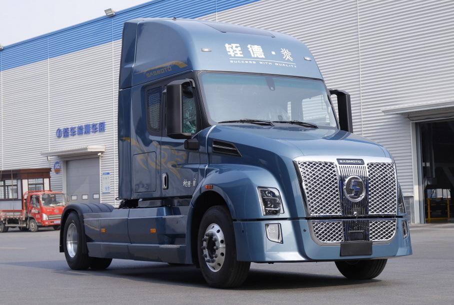 До России добрались капотные тягачи Shacman с большим спальником