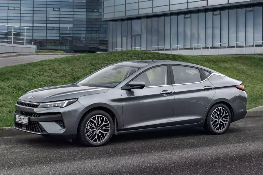 Россияне массово скупают новые «Москвичи» из-за скидок. Их почти невозможно купить