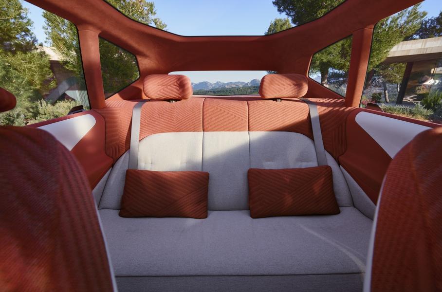 BMW показала новый электрический кроссовер