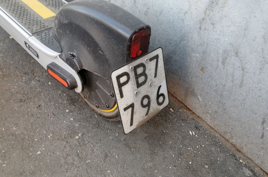 Фотофакт: у электросамокатов в Москве появились номера