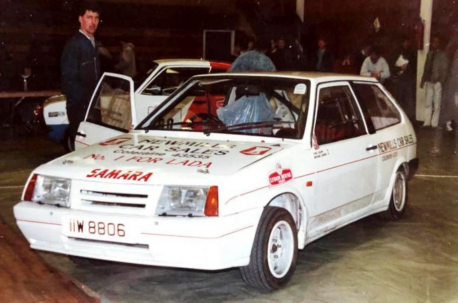 Техинспекция на дебютном для машины Galway International Rally 1988 года. На капоте и бортах машины нанесена реклама дилерского центра Лады, владельцем которого был Майкл Каррид: Newmills Car Sales