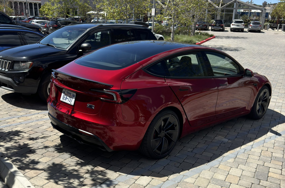 «Топовую» Tesla Model 3 впервые сфотографировали без камуфляжа