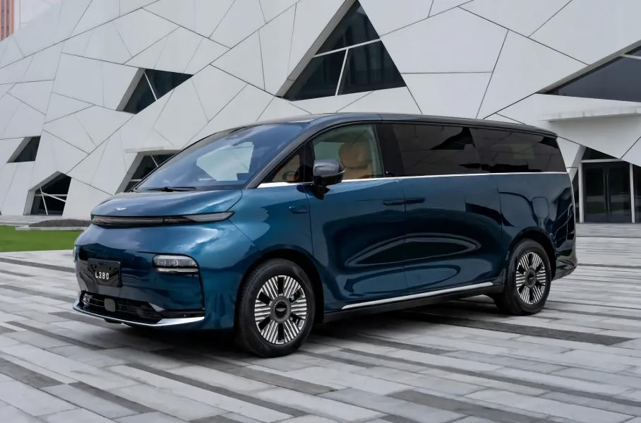 Показан салон роскошного минивэна Geely, названного в честь авиалайнера