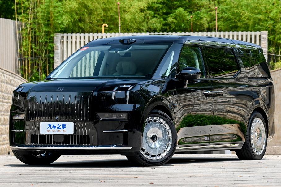Zeekr удивил ценой ультрароскошного 789-сильного минивэна