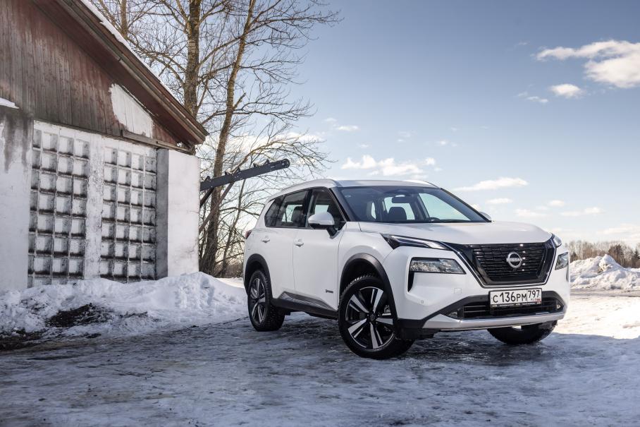 На большинстве рынков X-Trail доступен только с 1,5-литровым турбомотором, а полный привод доступен лишь в гибридном воплощении — с задним электродвигателем. Но в Австралии и на Ближнем Востоке по-прежнему можно купить старомодную версию с 2,5-литровым атмосферником, вариатором и муфтой подключения задней оси.