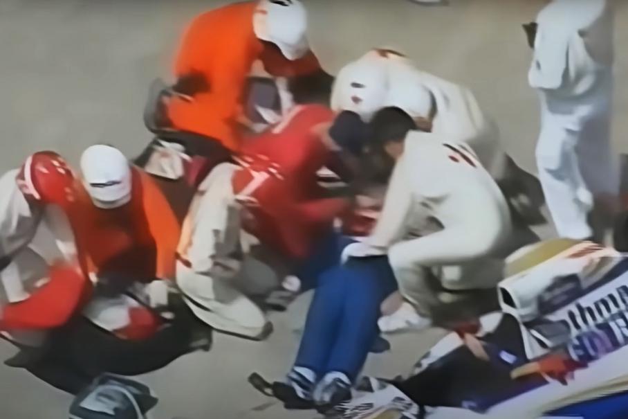 После аварии Айртона были вывешены красные флаги — повторный старт состоялся лишь через 37 минут