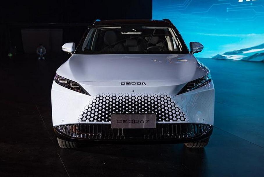 В Китае дебютировал кроссовер Omoda C7, который ждут в России