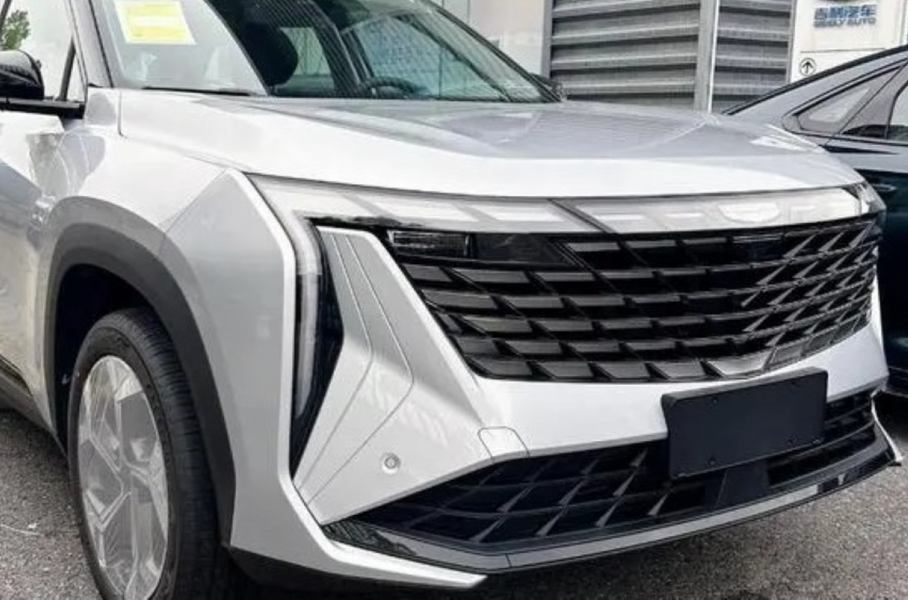 Обновленный Geely Atlas раскрылся на шпионских снимках