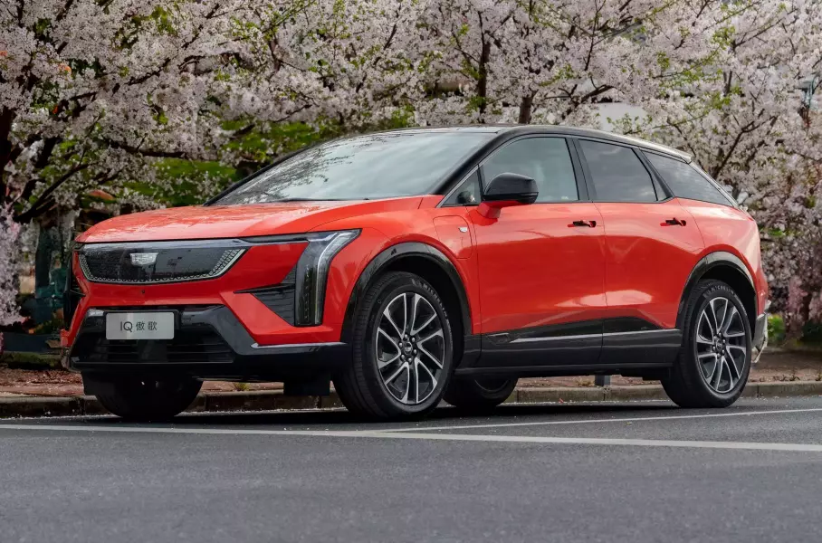 Новый Ferrari с атмосферным мотором V12, кроссовер Cadillac для молодёжи и полноприводный седан Hongqi H9: главное за неделю