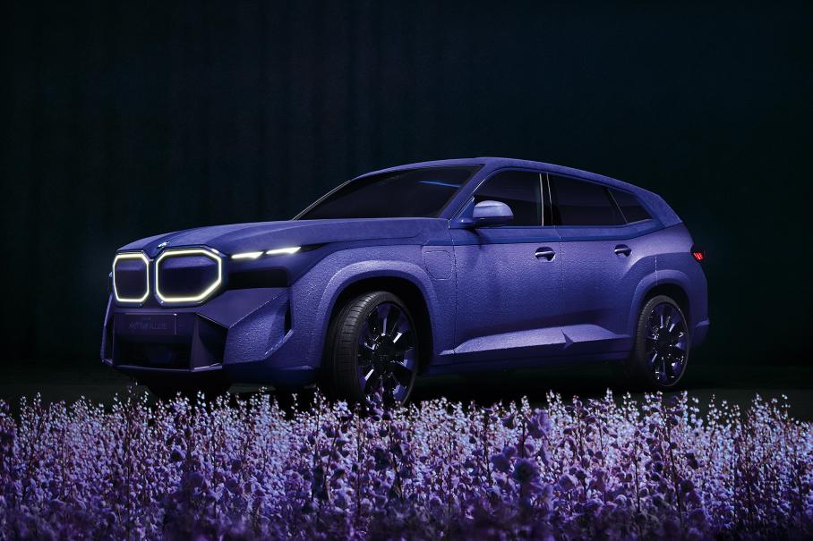 BMW обшила кузов кроссовера XM фиолетовым бархатом