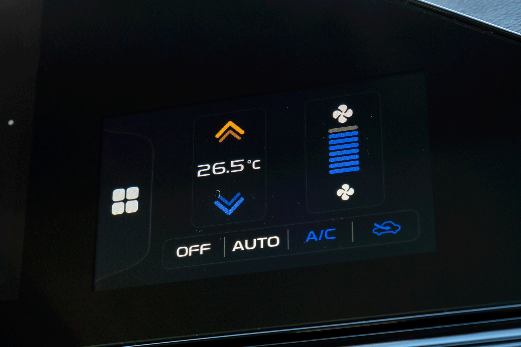 Отдельный небольшой экранчик, расположенный справа от мультимедийной системы, отвечает за климат-контроль и управление аудиосистемой.