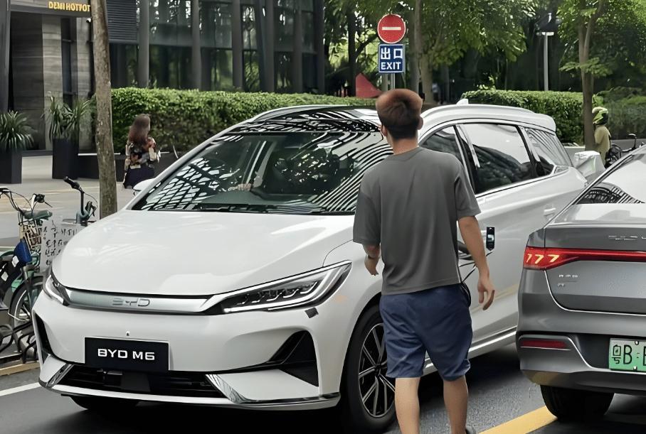 Шпионы рассекретили новый электрический минивэн BYD M6