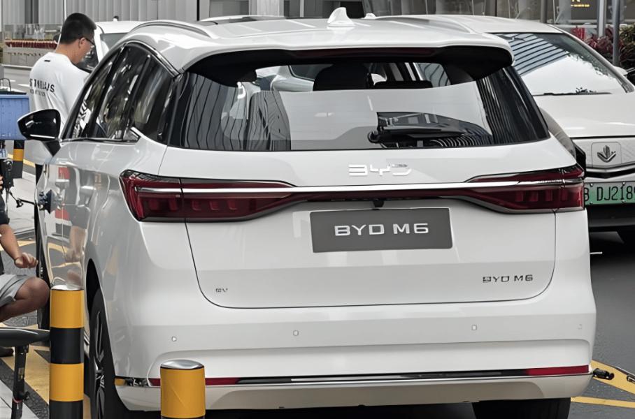 Шпионы рассекретили новый электрический минивэн BYD M6