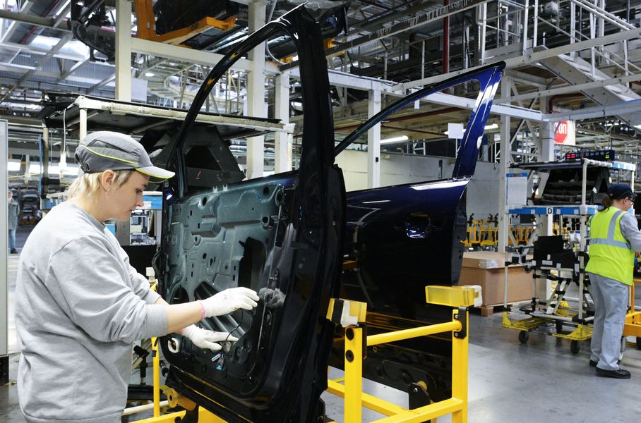 В России почти удвоился объем производства легковых автомобилей