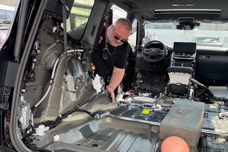 Видео: блогер показал из чего сделан самый дорогой Land Cruiser 300 и назвал его минусы