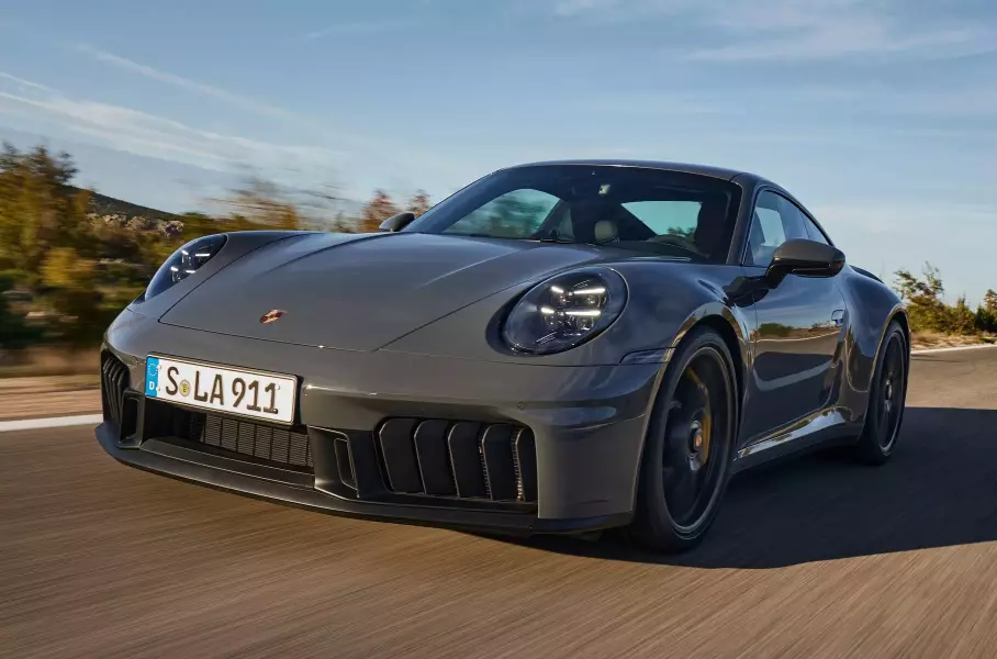 Первый в истории гибридный Porsche 911, обновлённая «трёшка» BMW и электрический Jeep Wagoneer: главное за неделю