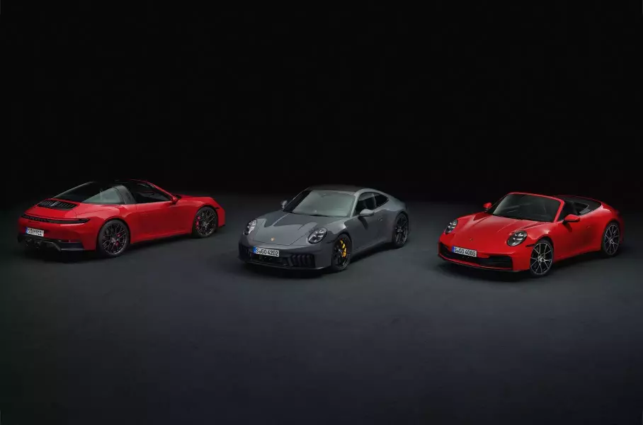 Первый в истории гибридный Porsche 911, обновлённая «трёшка» BMW и электрический Jeep Wagoneer: главное за неделю